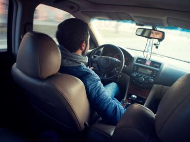 Automobilista alla guida