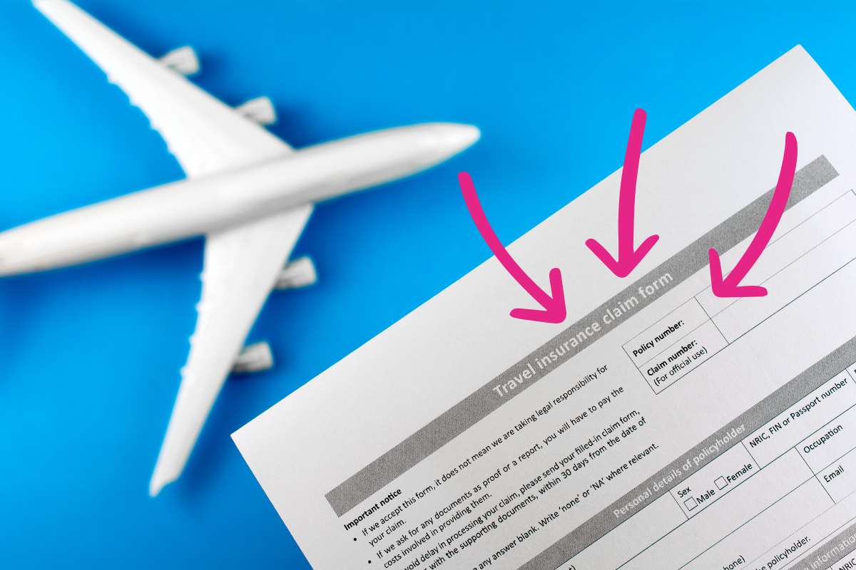 Illustrazione aereo in miniatura e clausola assicurazione sul biglietto aereo