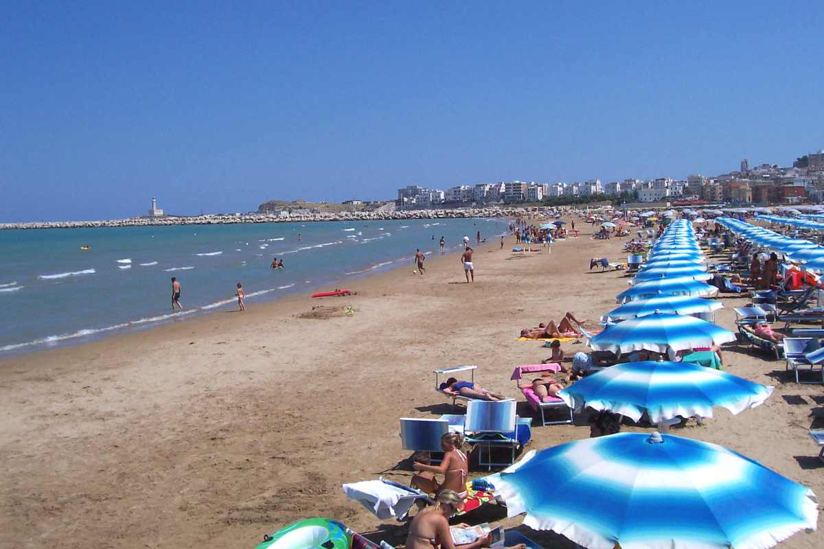 Spiaggia piena di ombrelloni
