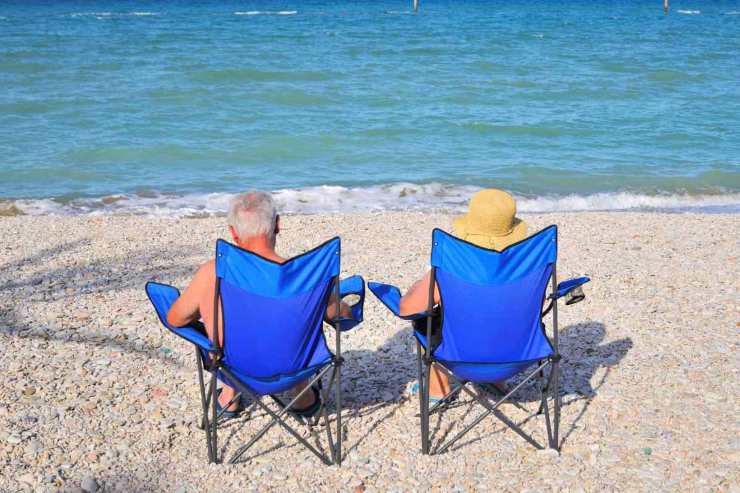 Persona sulla sdraio al mare