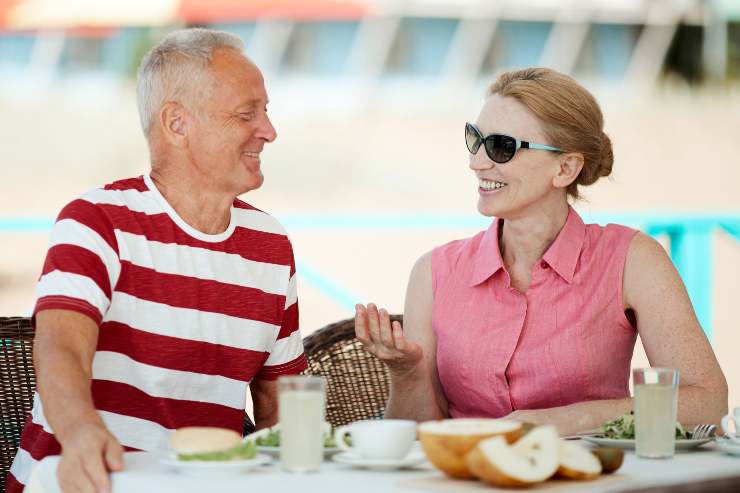 Pensionati in spiaggia al tavolo
