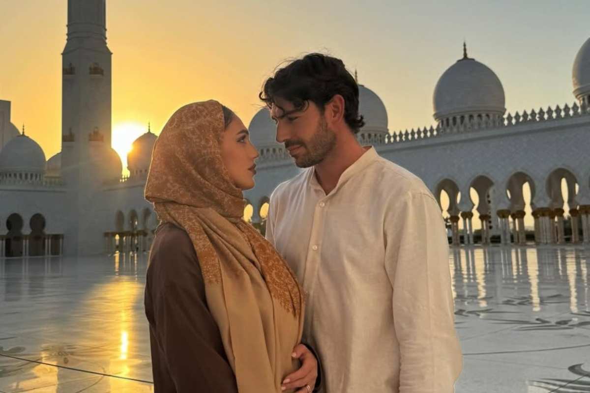 Cecilia e Ignazio in posa romantica all'interno della moschea di Abu Dabhi