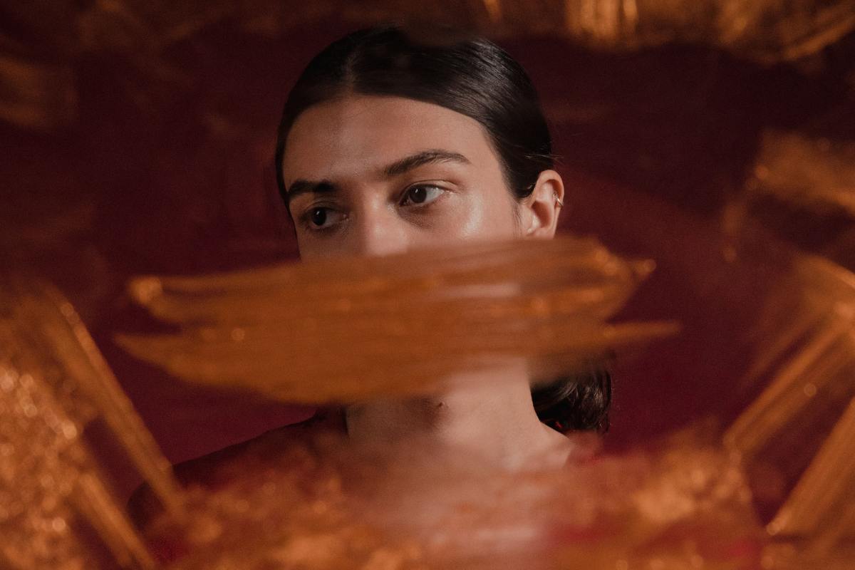 Ritratto di una ragazza, una mano di pittura sulla bocca