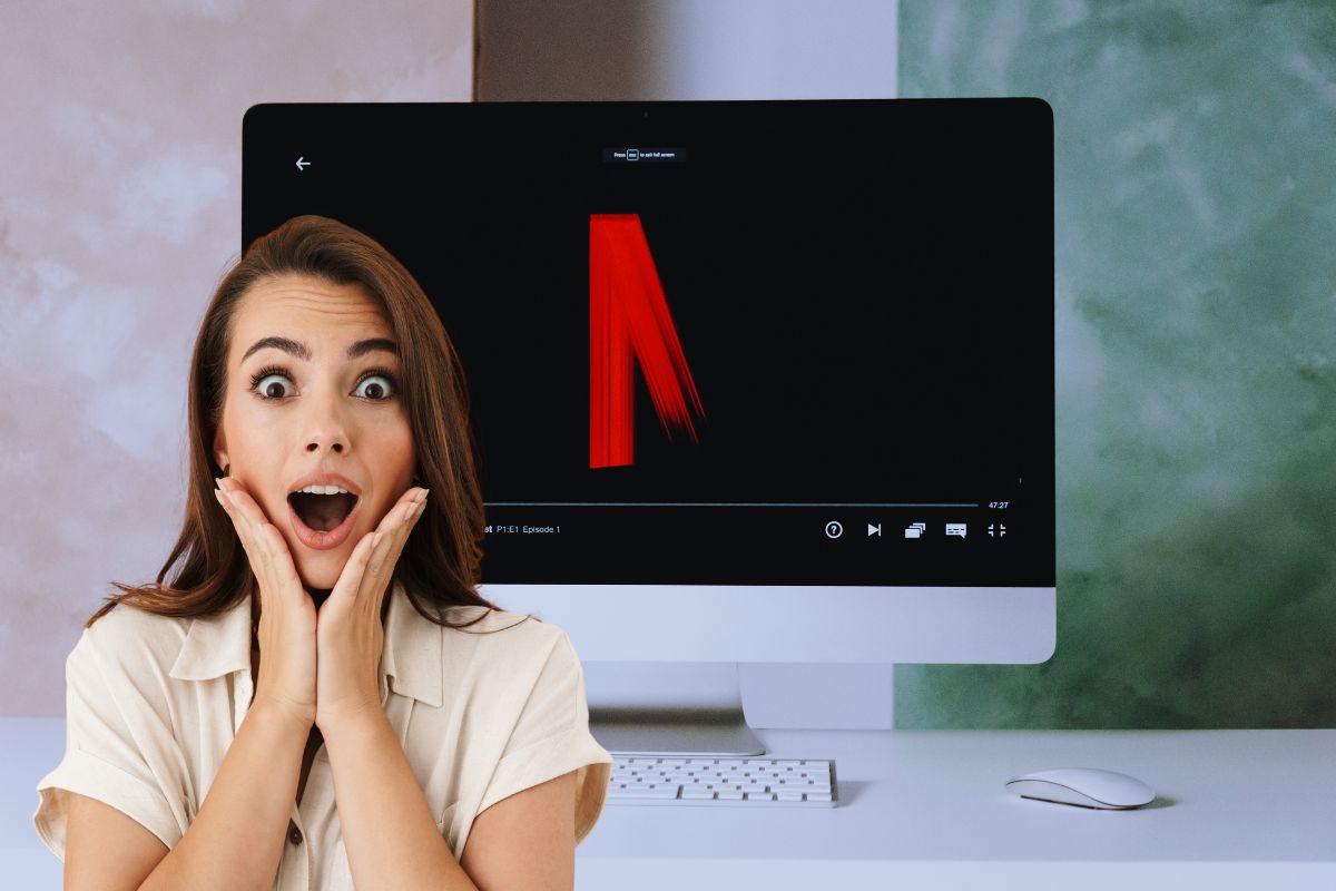Donna sorpresa e logo netflix su PC