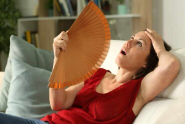 Donna che patisce il caldo