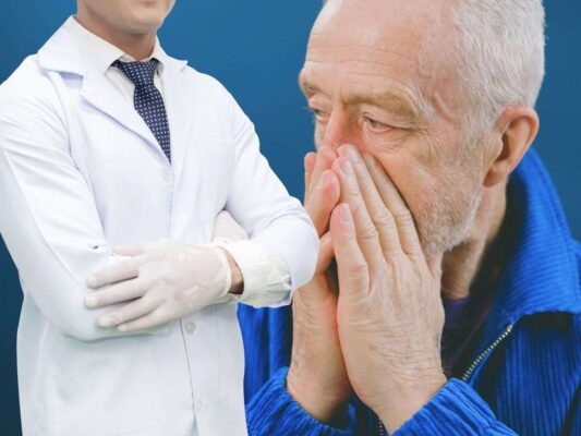 Medico e anziano influenzato