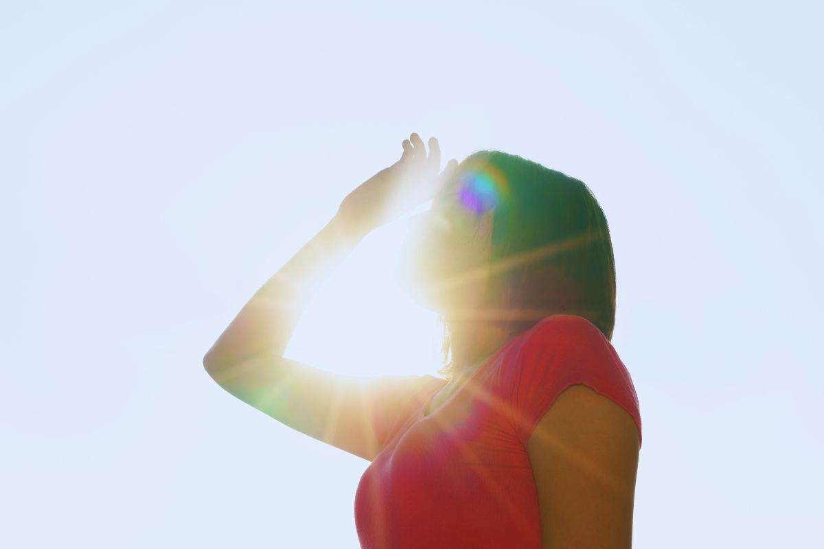 Ragazza protegge lo sguardo dal sole