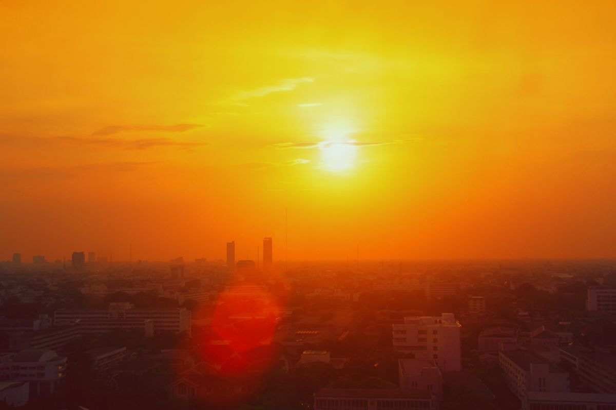 Cielo arancione e sole che emerge tra le nuvole