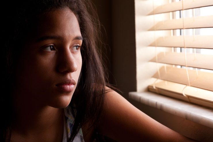 Ragazza guarda fuori dalla finestra