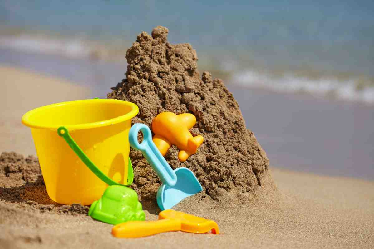 secchiello e giochi sulla sabbia simbolo delle spiagge bandiere verdi 2025