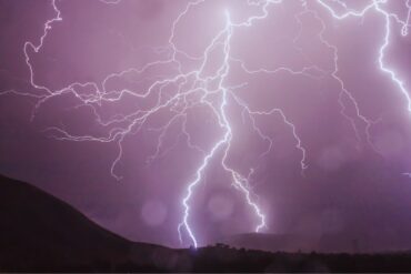 Cielo illuminato da un fulmine