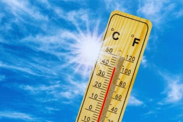 Sole che splende e termometro