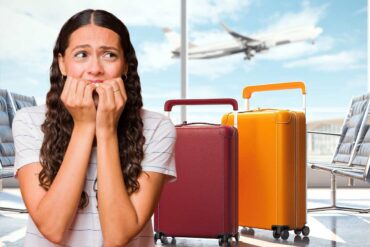 donna spaventata aeroporto valigie aereo
