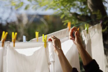 donna stende bucato all'aperto