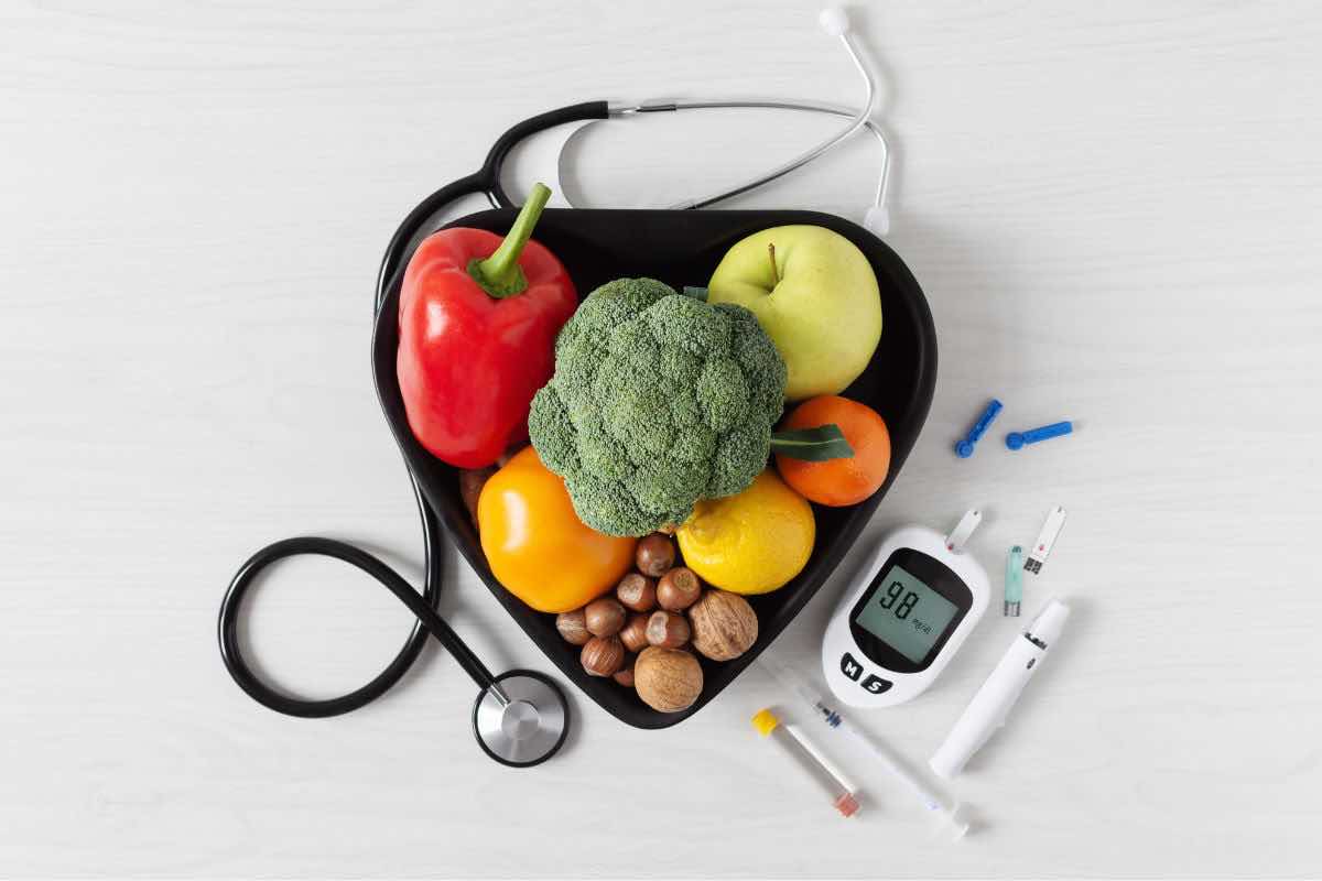 Verdure in un vassoio con strumenti medico