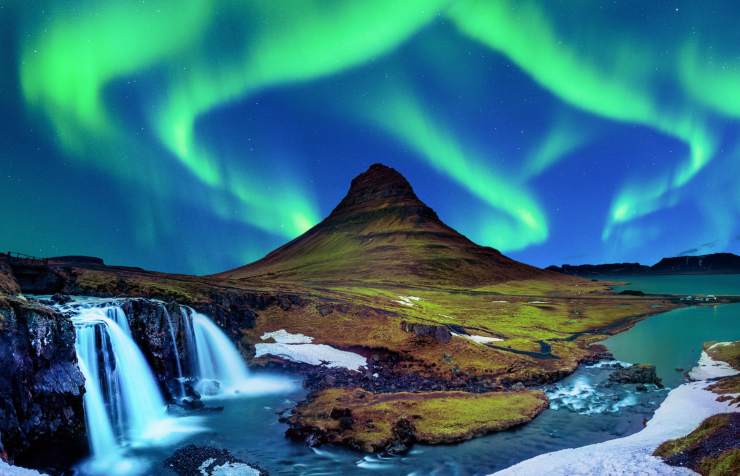 panorama islanda con aurora boreale