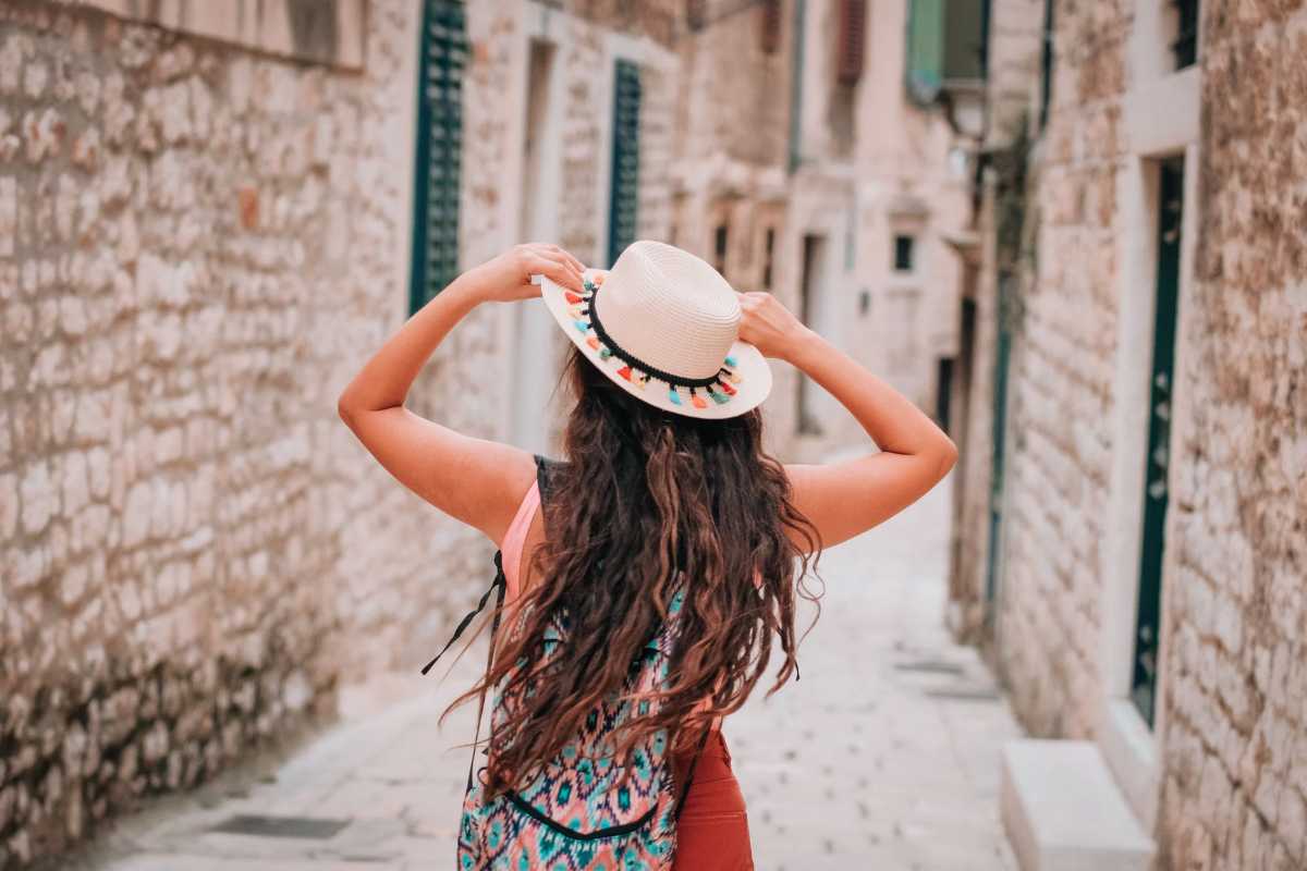 Donna con cappello che cammina