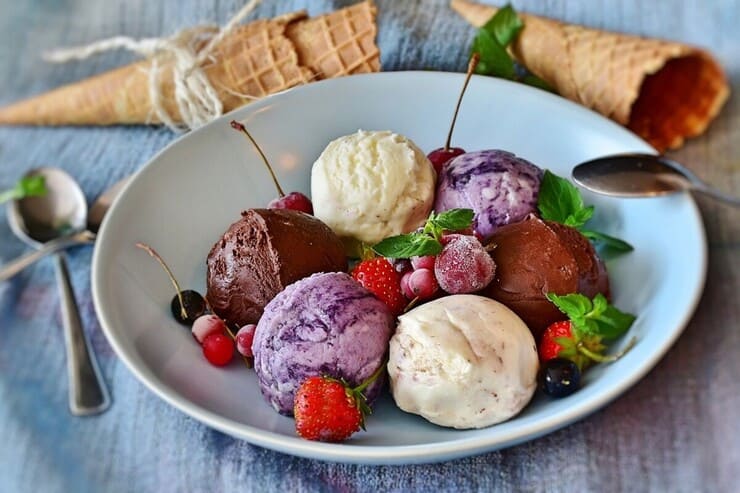 Gelato ai gusti di frutta su un piatto