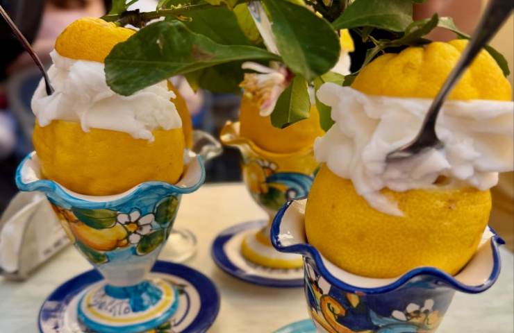 sorbetto al limone servito in coppa