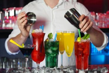 Cocktail di vari colori e in bicchieri di varie forme