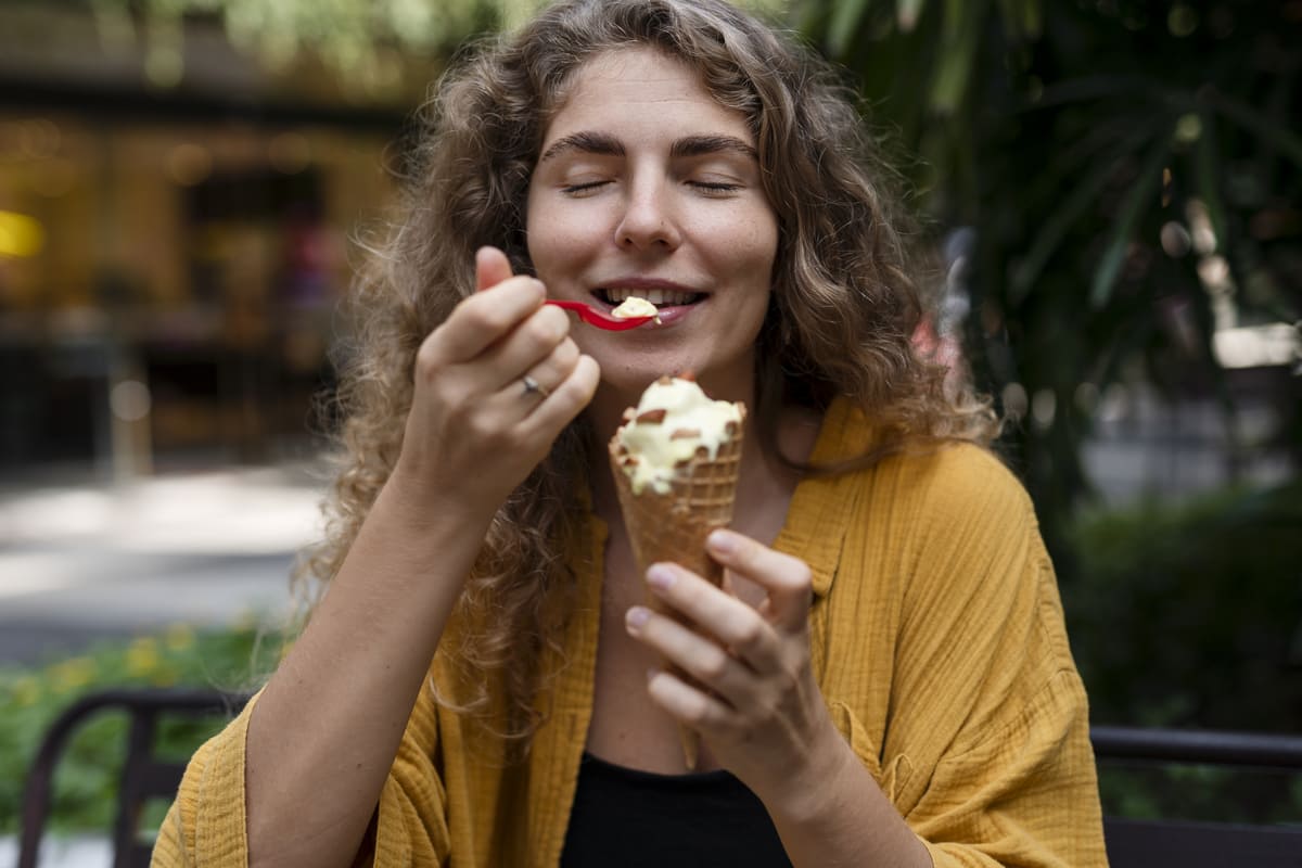 Donna che mangia un cono gelato