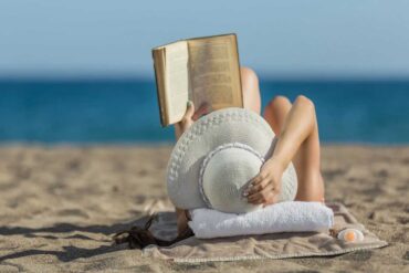 Donna che legge sulla spiaggia