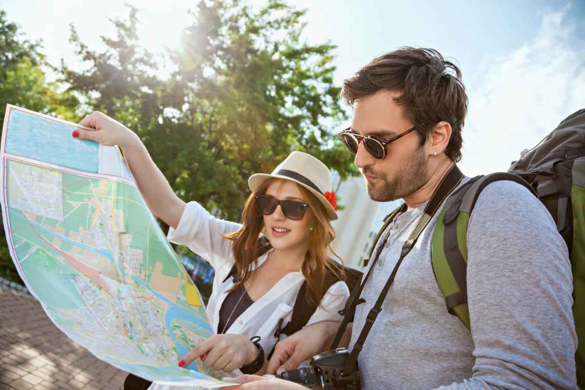 Due turisti con cartina geografica