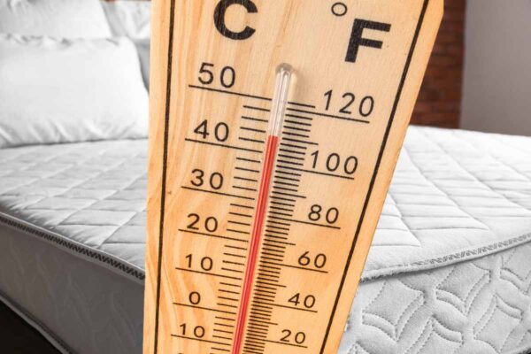 materasso e barometro caldo in primo piano