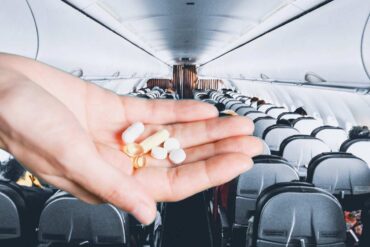 mano con pastiglie e sfondo aereo posti