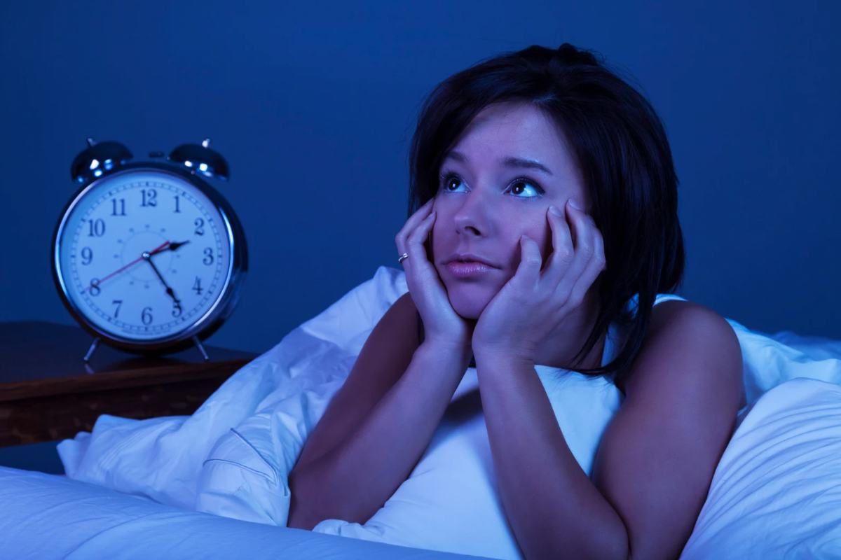 Donna sveglia nel letto che pensa