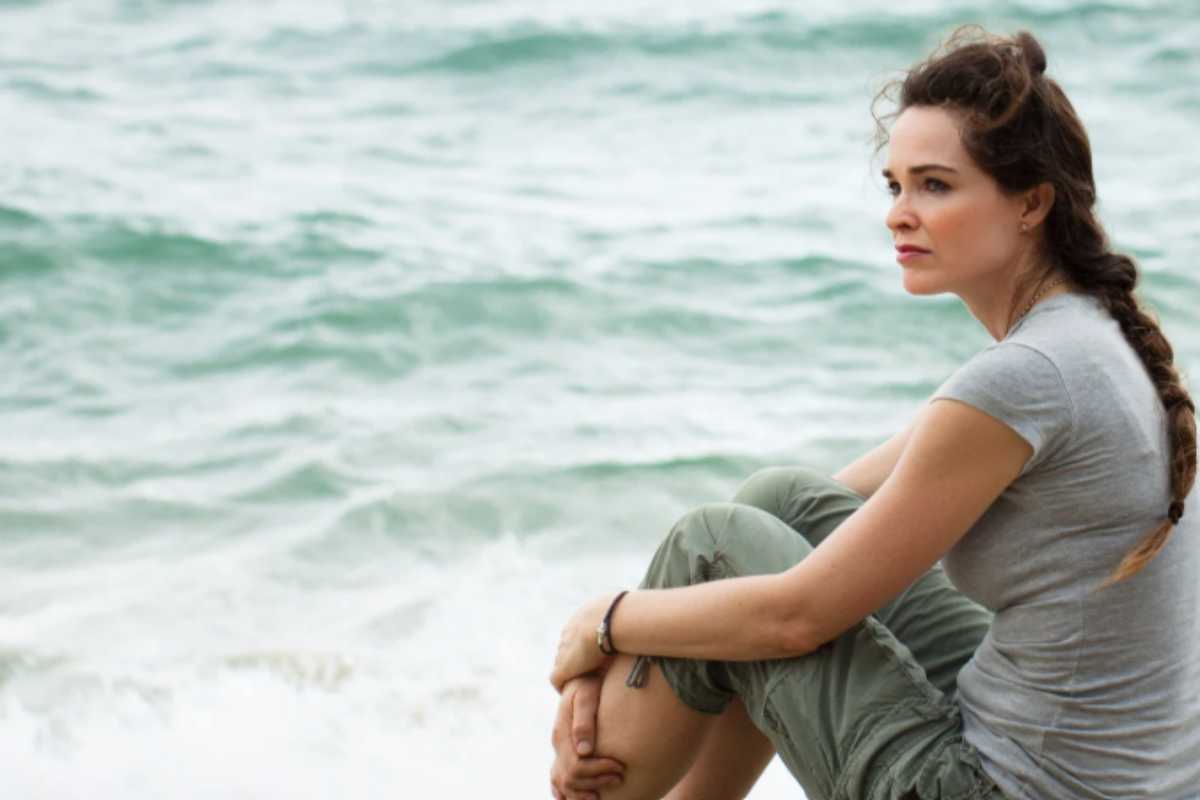 donna in vacanza triste