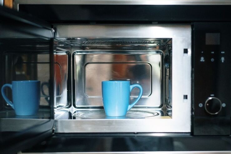 Tazza azzurra nel microonde 