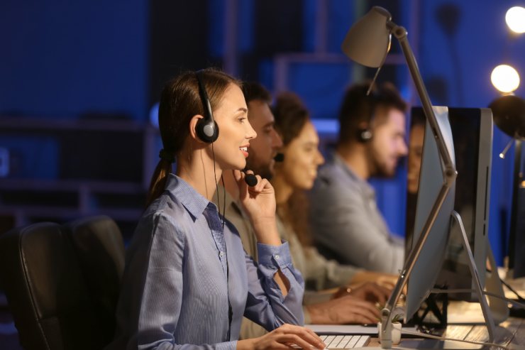 call center due ragazze e un ragazzo lavorano