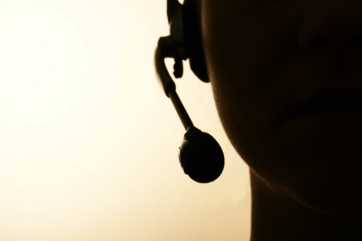 ombra di donna con cuffia call center