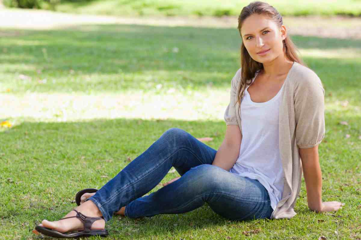 Donna seduta sull'erba