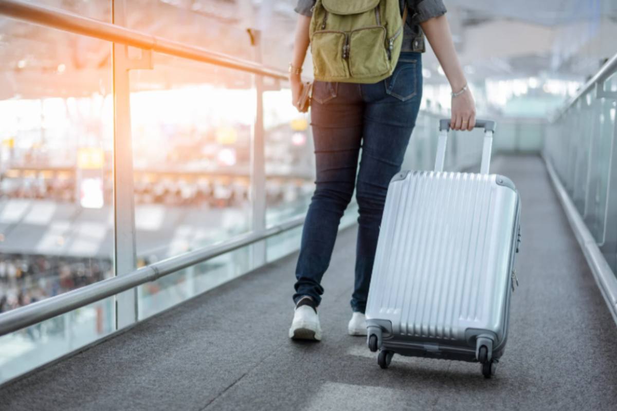 ragazzo con il trolley in aeroporto