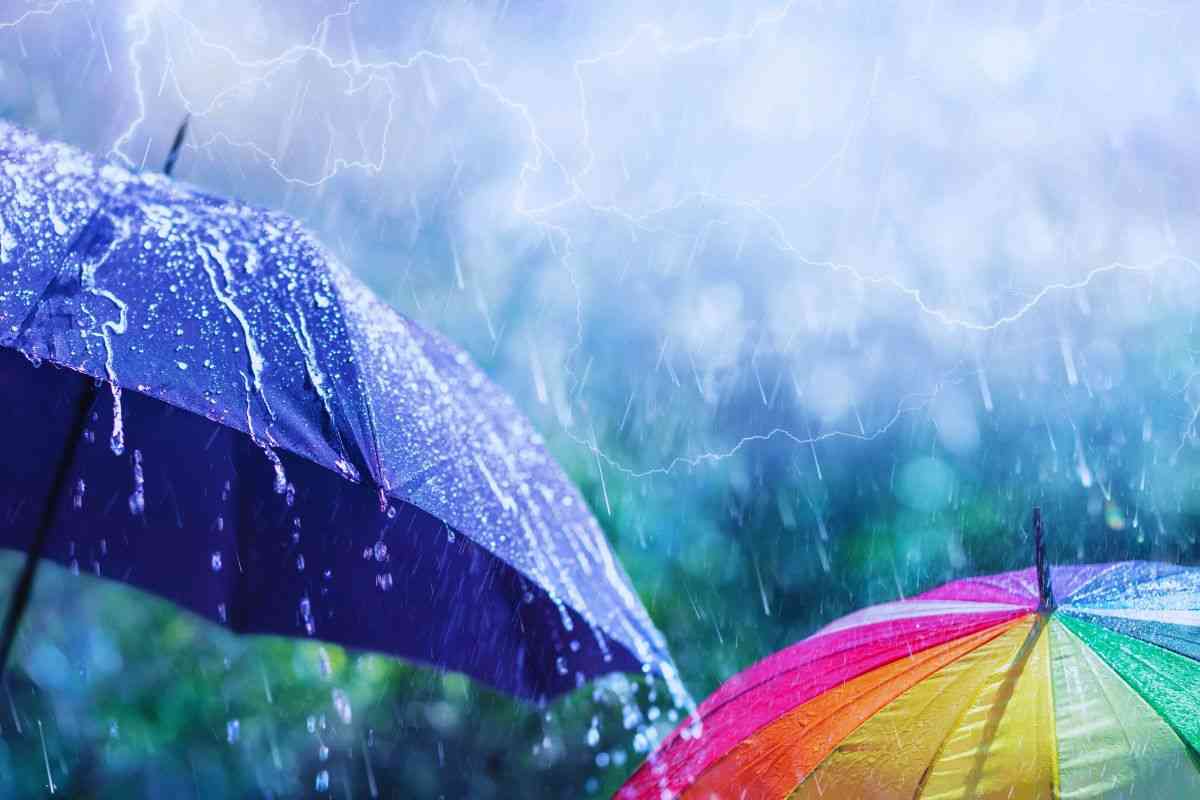 Ombrelli bagnati dalla pioggia