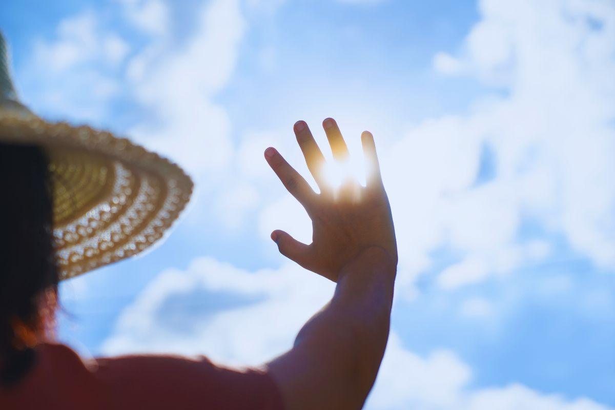 Donna che protegge gli occhi dal sole