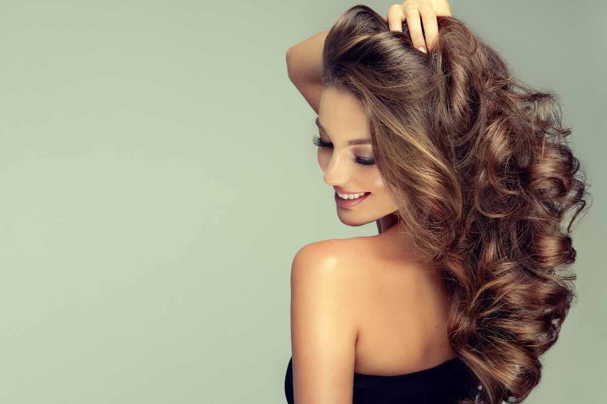 donna con capelli ricci