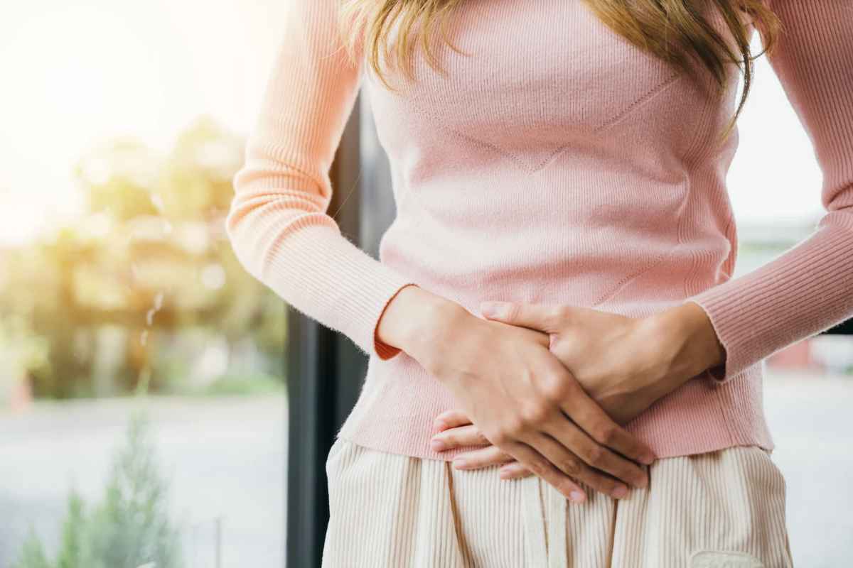 Donna con le mani sulla pancia