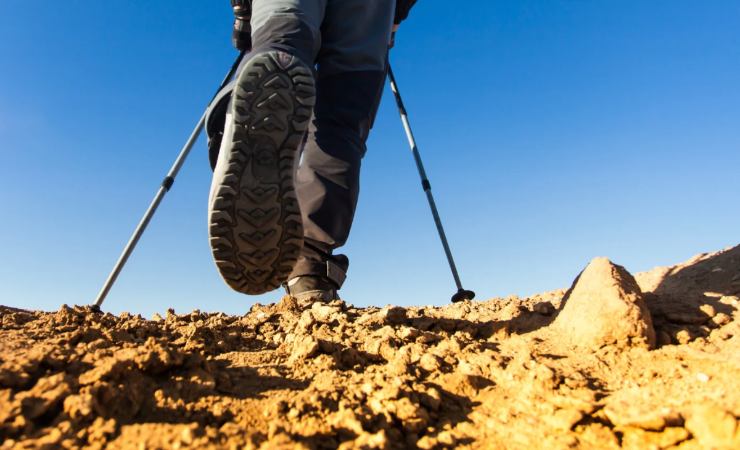 Piedi che camminano su un sentiero pieno di terra