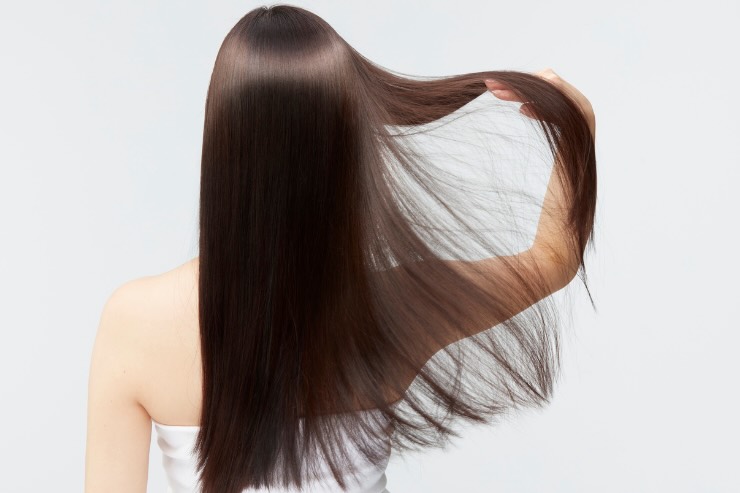 donna di spalle con capelli lisci