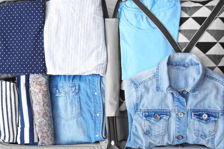 vestiti piegati in valigia