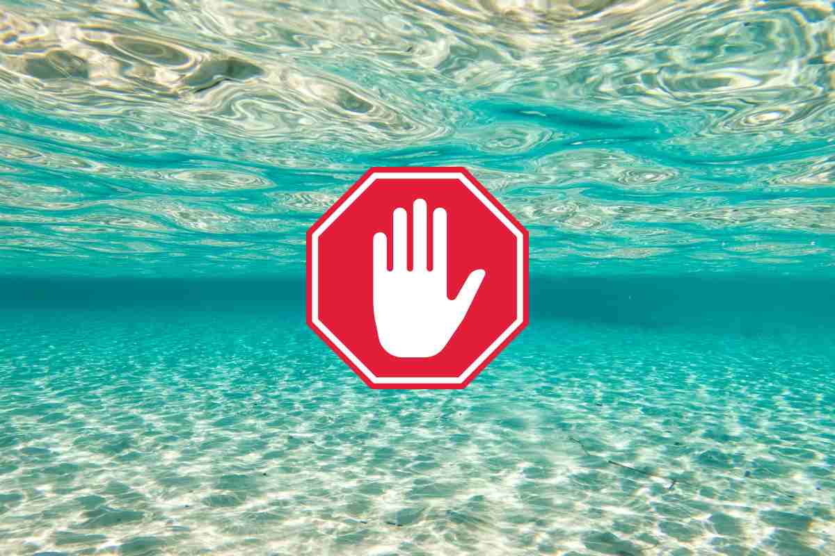 Mare e segnale di divieto