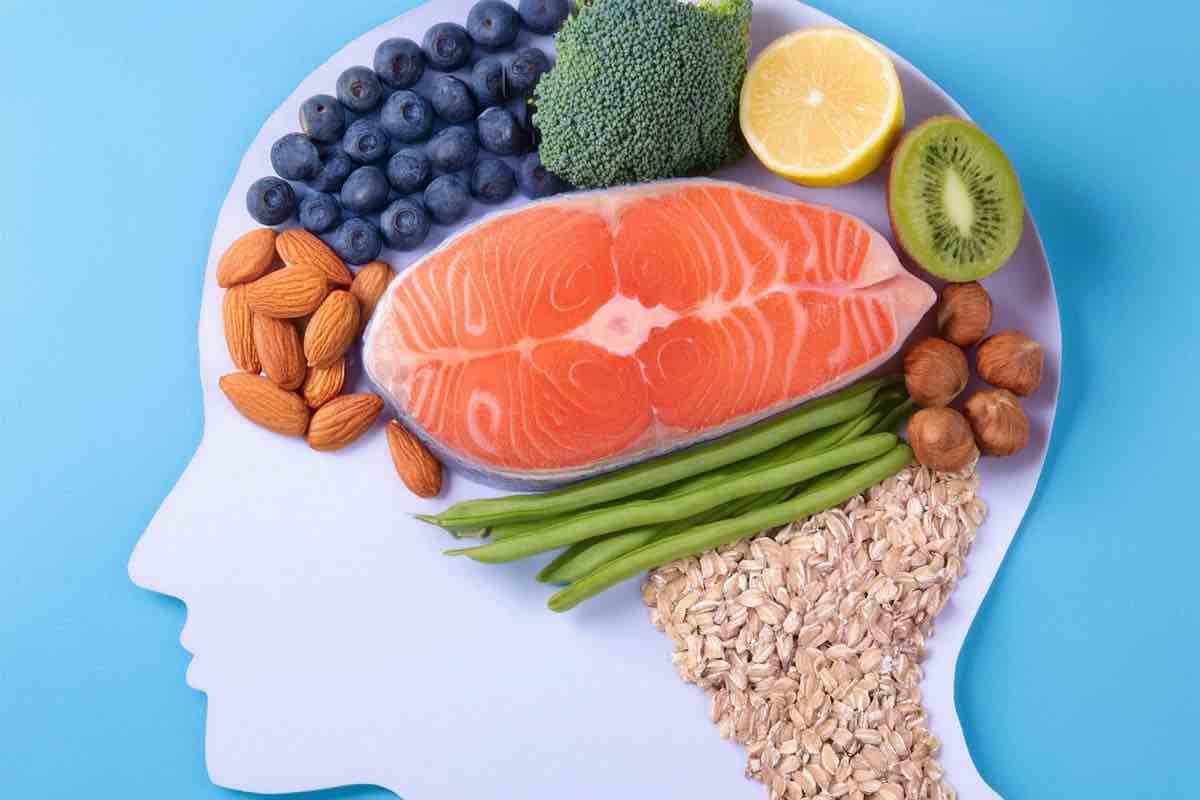 Alimenti posizionati su piatto che richiamano la forma di un cervello