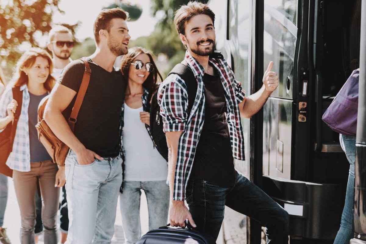 Ragazzi che salgono su un pullmann