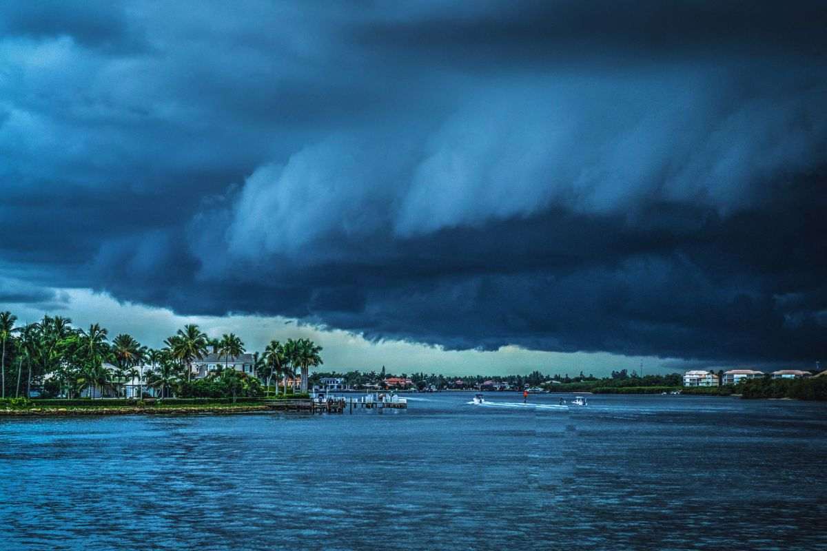 Enorme massa nuvolosa che minaccia maltempo