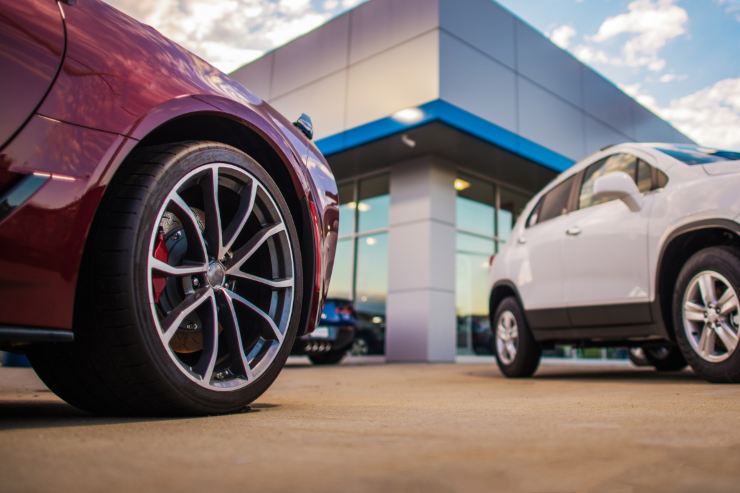 Auto nel parcheggio del concessionario