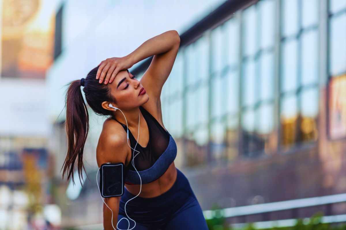 Ragazza accaldata si riposa durante allenamento