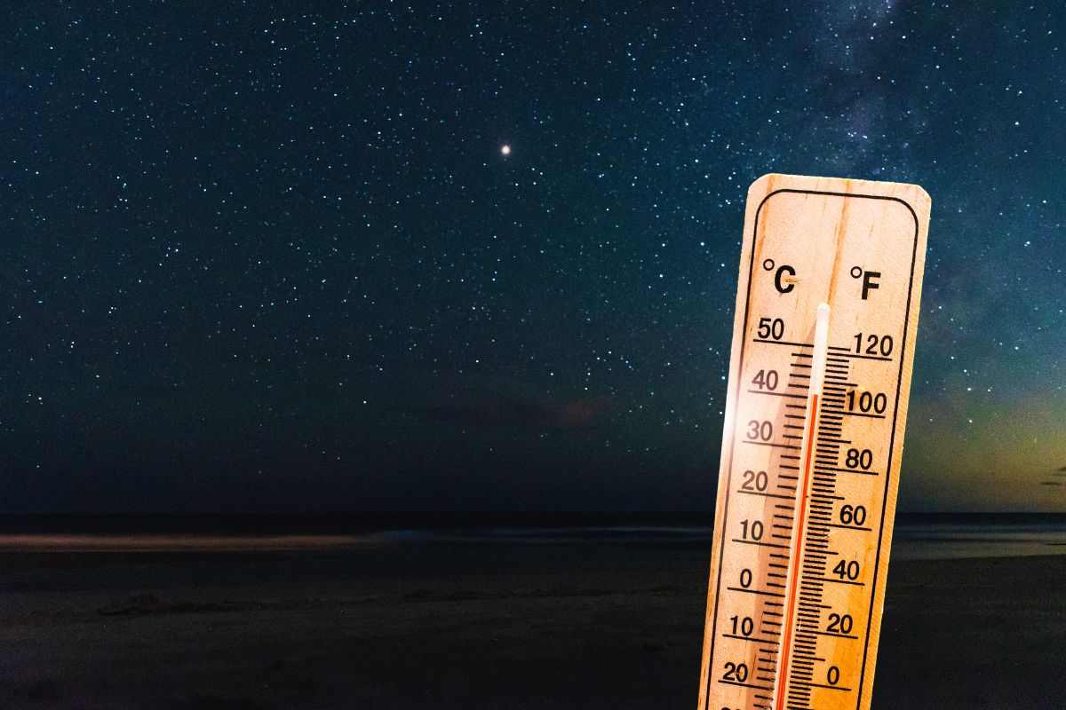 Spiaggia di notte e termometro
